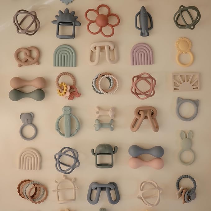 mushie Silicone Baby Daisy Rattle Teether Toy (Soft Lilac)