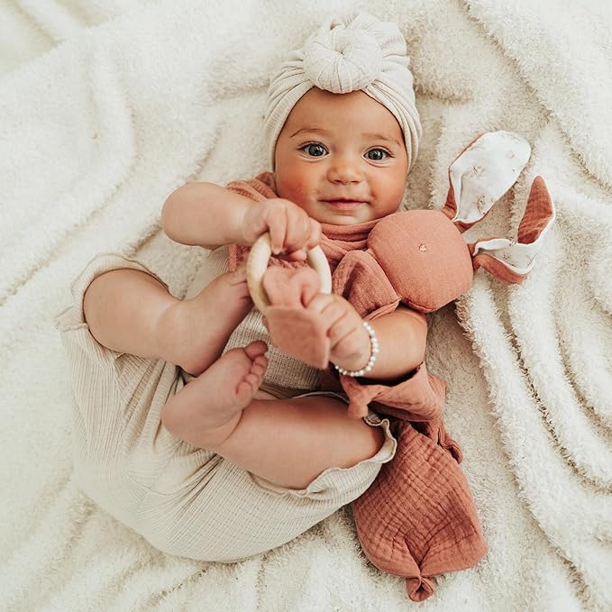 Mikito Organic Cotton Newborn Gifts Box, Unisex Loveys & Accessories incl. Muslin Baby Comforter + Baby Bandana Bib + Wooden Teether + Birth Announcement Sign