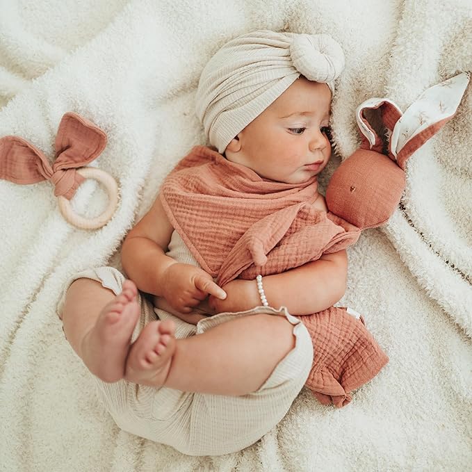 Mikito Organic Cotton Newborn Gifts Box, Unisex Loveys & Accessories incl. Muslin Baby Comforter + Baby Bandana Bib + Wooden Teether + Birth Announcement Sign